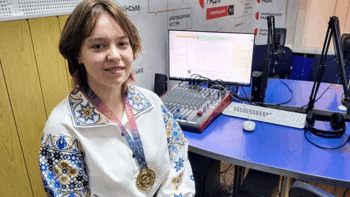 Мирослава Ковальова із золотою медаллю у студії Українського радіо. Фото з матеріалу «Суспільного»