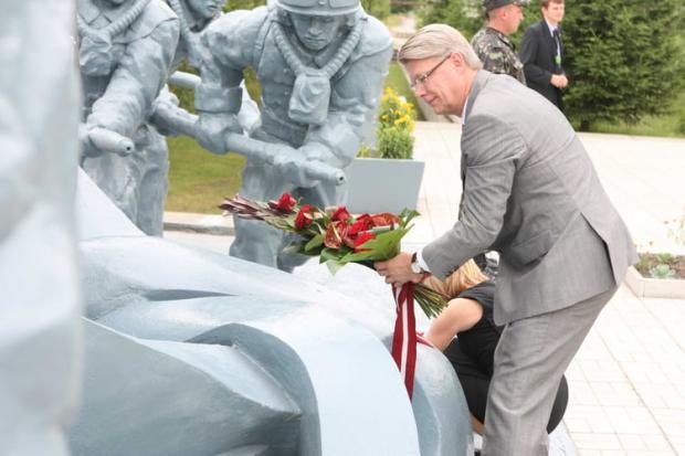 Президент Латвійської Республіки Валдіс Затлерс біля пам'ятника героям-пожежникам у чорнобильській зоні