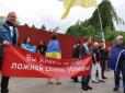Шабаш Побєдобєсія не задався: У Празі перед кладовищем радянських солдатів активісти промовистими транспарантами зустрічали «Нічних вовків» путіна (фото, відео)