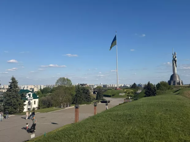Особняк командувача Київським військовим округом розташований поряд з монументом Батьківщини-мати