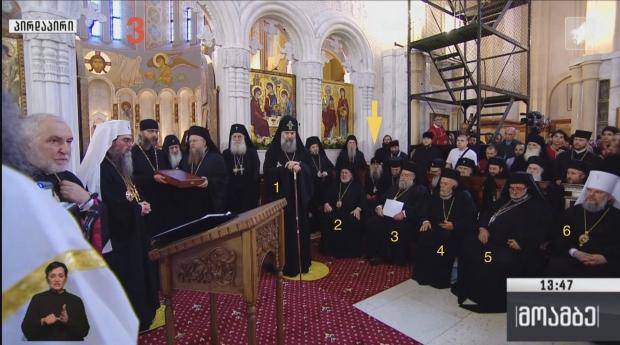 Привітальні слова після Літургії (1-6 Католікос та представники Патріархатів Вселенського, Олександрійського, Антіохійського, Єрусалимського та Московського, ззаду - митр. Сергій)