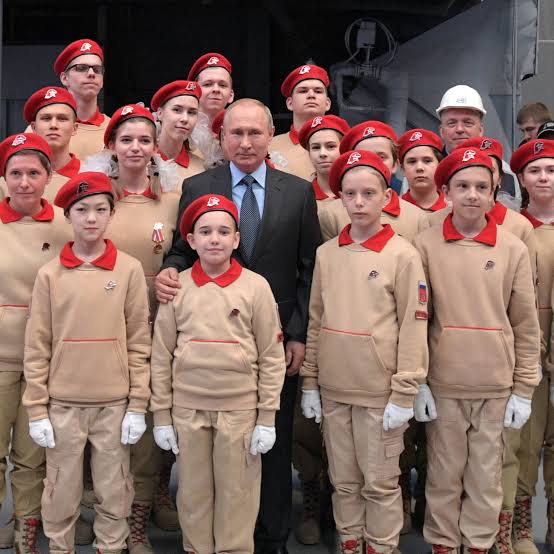 Путін і юнармійці