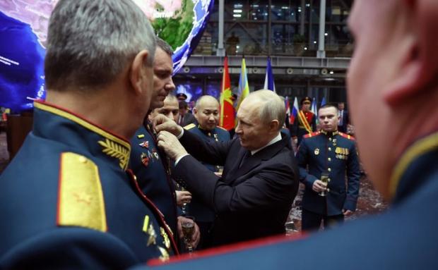 Путін нагороджує російських військових, які брали участь у взятті Сіверська