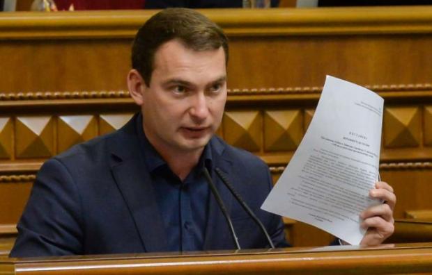 Уряд не передбачив кошти в державному бюджеті для підвищення виплат українським військовослужбовцям. У всьому винна кулуарна боротьба, каже нардеп.