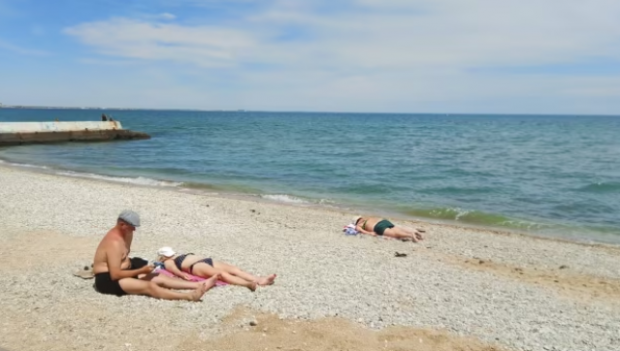 На пляжах південно-східного Криму майже немає відпочивальників. Феодосія, травень 2026 року