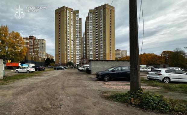 Незаконна забудова на вулиці Гонгадзе поблизу житлових ьагатоповерхіаок. Фото: Прокуратура України