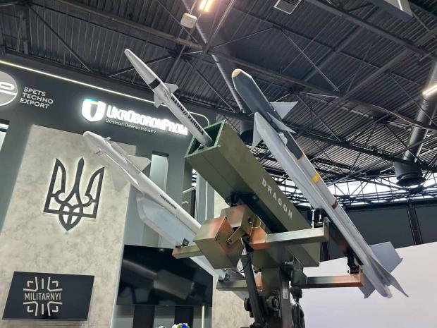 Український комплекс протиповітряної оборони Dragon з ракетами R-60 (AA-8 Aphid), R-73 (AA-11 Archer) та AIM-9M Sidewinder на виставці Eurosatory у Парижі. Червень 2026. Фото: Мілітарний