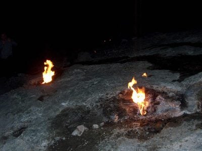 Прямо на схилі гори регулярно з’являються десятки невеликих вогників
