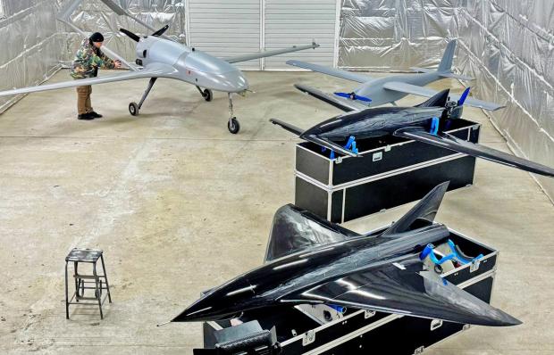 Зліва направо: (біля чоловіка) безпілотник «Лютий», UJ-22 Airborne, «Бобер» і реактивний БПЛА, які застосовують для ударів по РФ. Фото: The Times