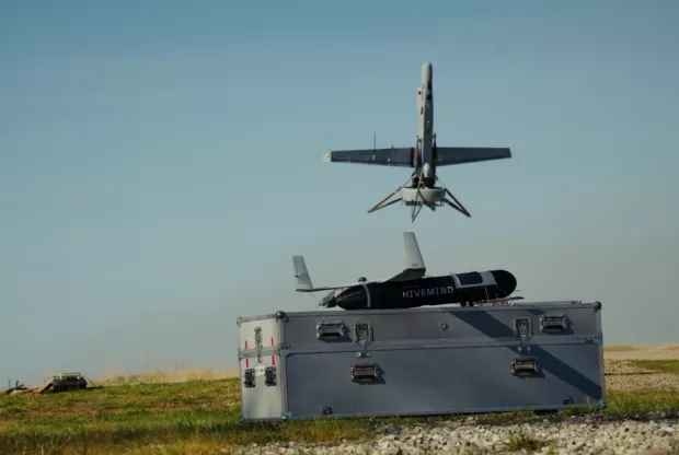 Ударний дрон Hornet та розвідувальний V-BAT на задньому фоні. Фото - Shield AI