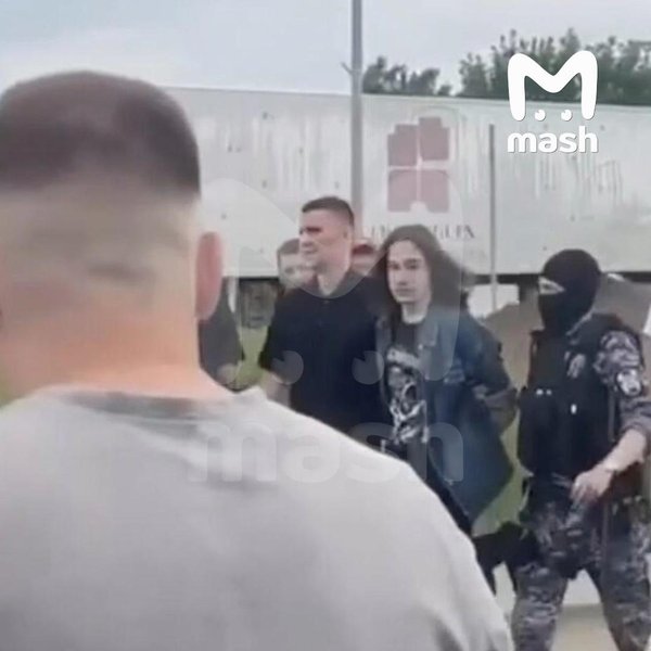 Росіянина, який напав з мачете на відвідувачів торгового центру, супроводжують силовики
