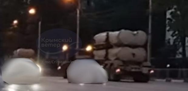 Транспортування транспортно-пускових контейнерів до ЗРК С-300/400 у Керчі після переправи поромом. Фото: «Крымский ветер».
