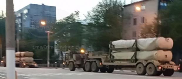 Транспортування транспортно-пускових контейнерів до ЗРК С-300/400 у Керчі після переправи поромом. Фото: «Крымский ветер»