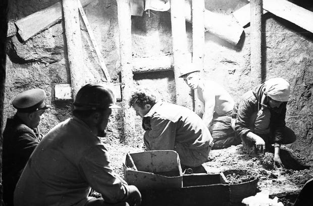 Розкопки у вхідній камері гробниці.Курган Товста Могила. Червень 1971 року. Поблизу м.Орджонікідзе Дніпропетровської області.Ліворуч в касці — Євген Васильович Черненко, в центрі — Борис Миколайович Мозолевський, праворуч — Наталя Павлівна Зарайська. Фото з наукового архіву Інституту археології НАН України.