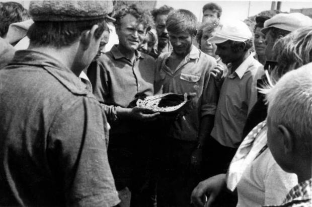 Курган Товста Могила: пектораль підняли на поверхню. 21 червня 1971 року. Фото з експозиції Нікопольського краєзнавчого музею.