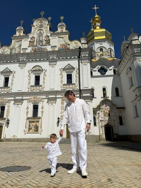 Сергій Притула з сином Марком біля головного слбору Києво-Печерської лаври