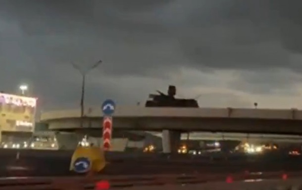 ЗРГК Панцирь на з'їзді з МКАДу поряд з Московським НПЗ