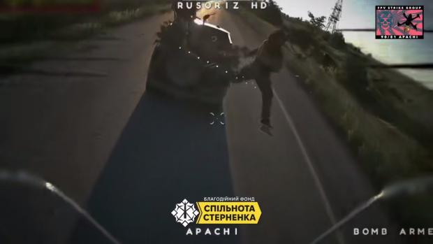 Окупант вистрибує на швидкості з авто. Скрін з відео