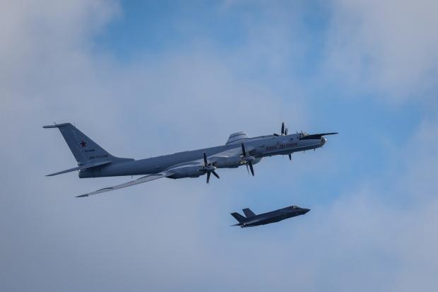 Британський F-35B супроводжує російський літак Ту-142 «Юрий Малинин»
