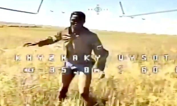 «Африканець в трусіках»: FPV-дрон ганяв полем найманця рф в одному спідньому