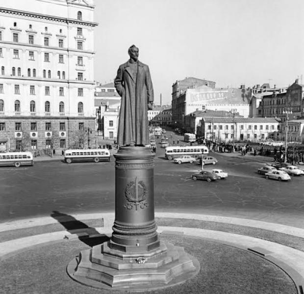Пам'ятник Дзержинському на Лубянській площі Москви біля будівлі КДБ. Фото 1960-х