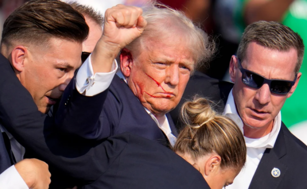 Замах на Трампа 13 липня 2024 року. Куля кілера зачепила щоку Дональда Фредовича