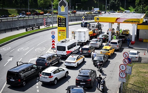 Черга на заправці Роснєфті в Москві