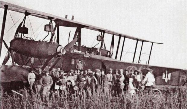 «Цеппелін Штаакен» R.XIV німецького капітана Кліпермана в оточенні військових 1-го Запорізького авіаційного загону в Кам’янці-Подільському, серпень 1919 р. Фото з часопису «Дороговказ»
