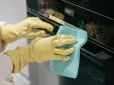 Духовка засяє за копійки: Секретна домашня суміш, яка наодинці розчиняє застарілий жир