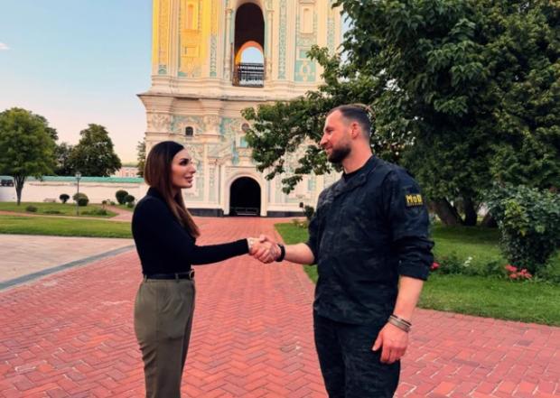 Дара Лумер тисне руку Євгенію Хмарі на зустрічі у Києві на тлі Софії Київської