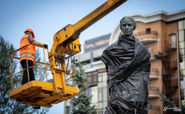 Пам’ятник Лесі Українки біля станції метро «Печерська». Фото: Олексій Самсонов