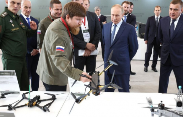Ткачук демонструє Путіну свої вироби