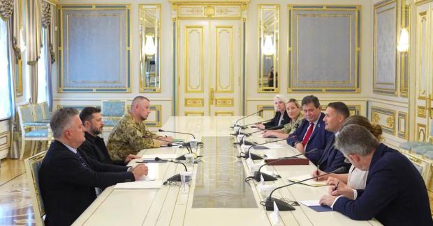 Президент України провів зустріч з міністром оборони Великої Британії Весом Стрітінгом