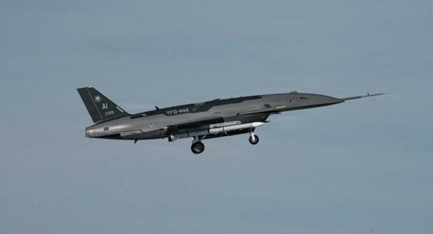 Безпілотний винищувач YFQ-44A з ракетою AIM-120. 23 лютого 2026 року. Фото: Air Force