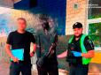 Поліція відмивала понад п’ять годин: У Києві чоловік вимазався смолою, щоб вночі непомітно пограбувати магазин (фото, відео)