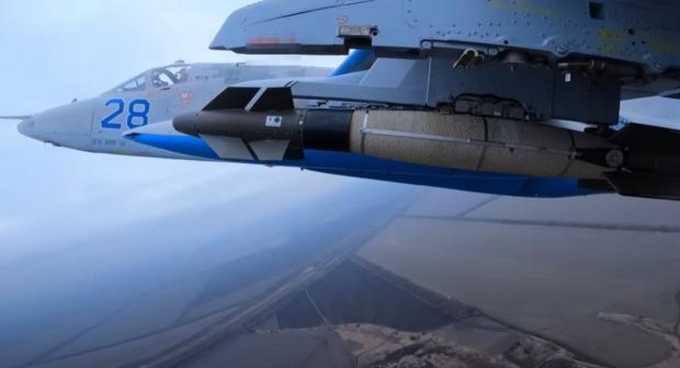 AASM Hammer під Су-25 ПС ЗСУ, стоп-кадр з відео ресурсу "Мазут СД", можемо зауважити "морське" покриття на бомбі