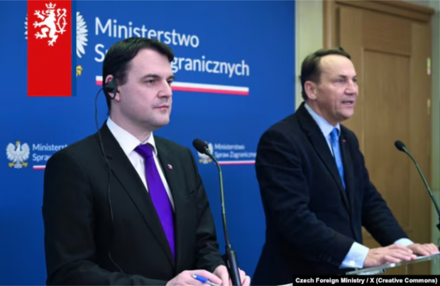 Міністри закордонних справ Чехії, Петр Мацинка, та Польщі, Радослав Сікорський, під час візиту глави чеської дипломатії до Варшави. Лютий 2026 року