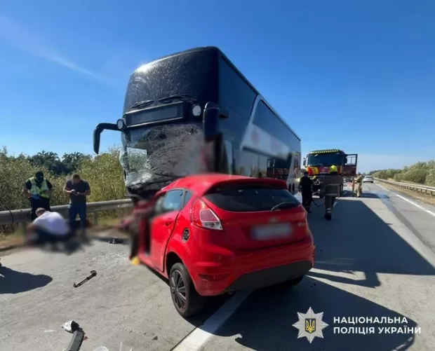 Лобове зіткнення з автобусом не залишило шансів вижити жінкам в легковику