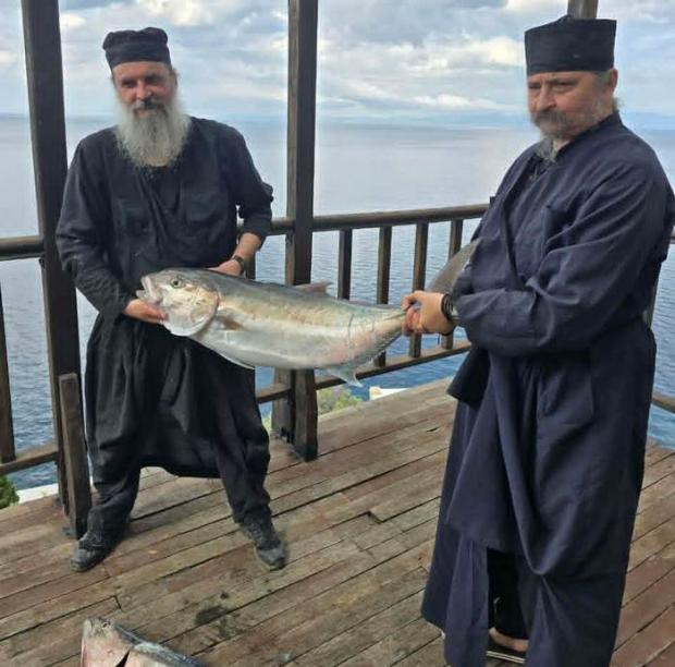 Монахи самі ловлять рибу