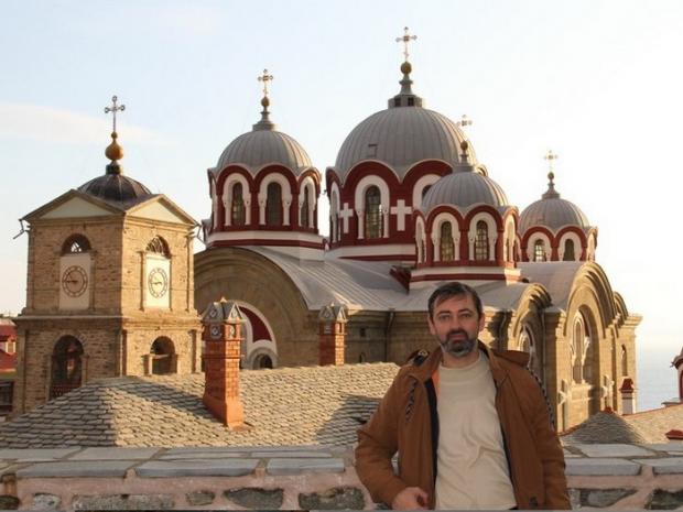 Сергій Шумило біля Свято-Іллінського скиту, заснованого Паїсієм Величковським