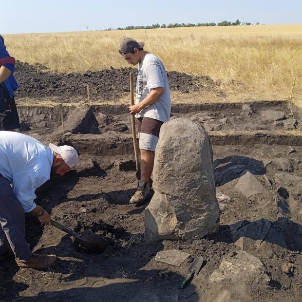 Стела, біля якої знайшли вівтар (фото зі сторінки Інституту археології)