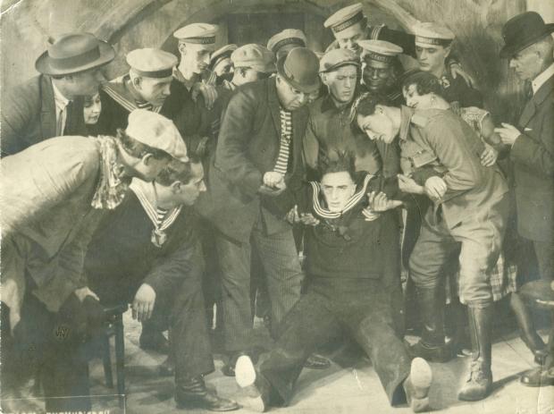 Кадр з фільму «Сумка дипкур’єра» (1927 р.). csamm.archives.gov.ua