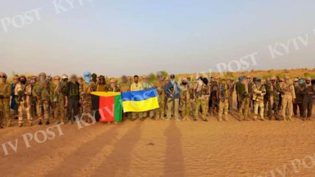 Після розгрому російських карателів із "ПВК Вагнера" вдячні Україні повстанці-туареги фотографуються з жовто-синім прапором. 2024 рік