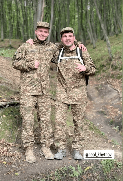 Євген Хитров (справа) у військовій формі