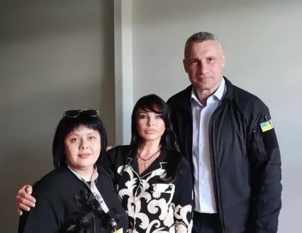 Голова ОСББ «Старонаводницька, 6-Б» Юлія Безкоровайна (в центрі) із заступницею голови РДА Оленою Шемеляк і міським головою Віталієм Кличком на форумі ОСББ. Фото: Юлії Безкоровайної