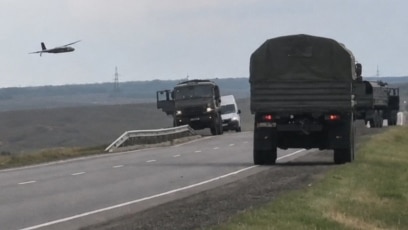 Український дрон атакує російські військові вантажівки біля Мангуша під окупованим Маріуполем, травень 2026 року