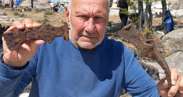Археологи знайшли два залізні інструменти та римське вістря списа. Фото: Prof. Nikolay Ovcharov
