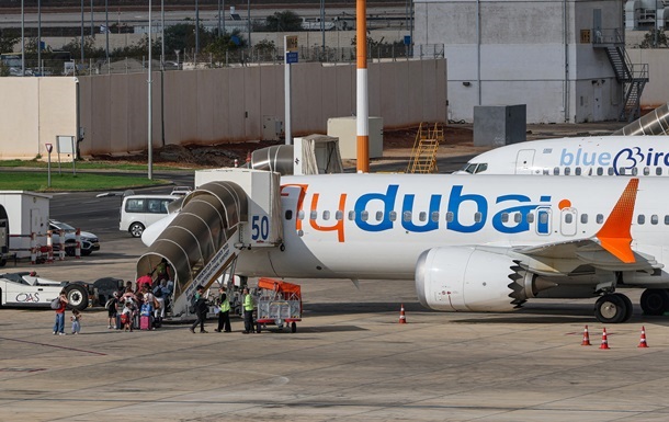 Пасажири рейсу FlyDubai покидають літак в аеропорту Бен-Гуріон