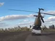 Скрепоносці креативлять: Росіяни показали як не треба перевозити вертольоти на пікапах (відео)