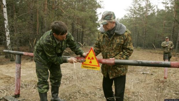 Встановлюють знак попередження про радіаційну небезпеку поблизу села Бабчин, Білорусь. Фото 2006 року